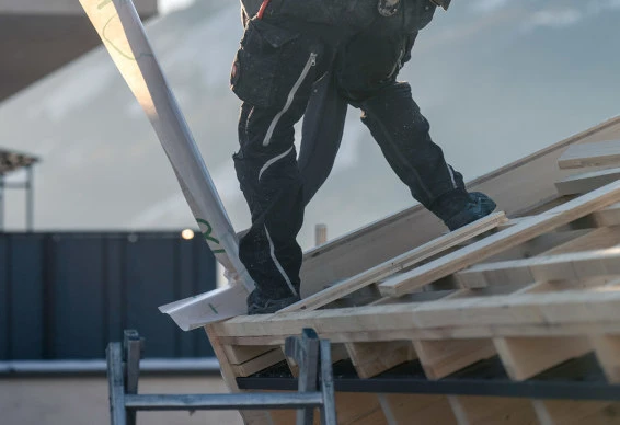 Arbeiter auf einem Holzdach