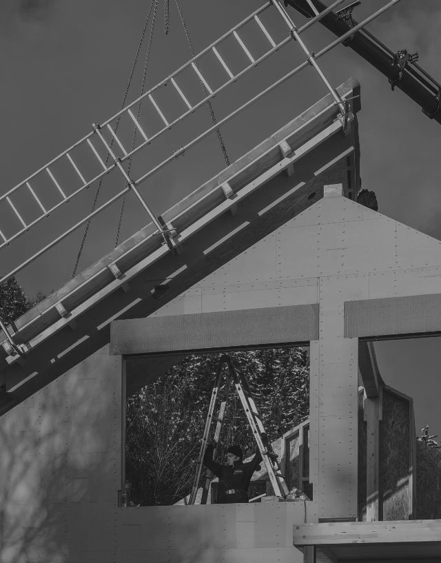 Giebel mit Kran im Hintergrund