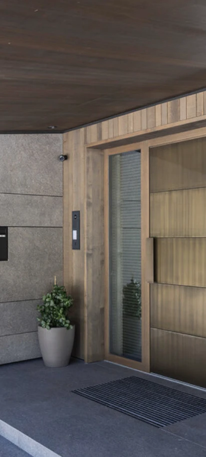 Moderner Eingangsbereich aus Holz